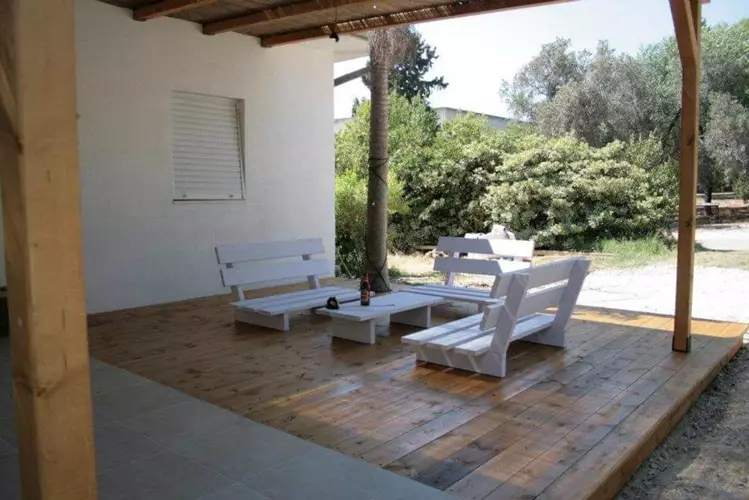 בניית דק בחצר בית פרטי